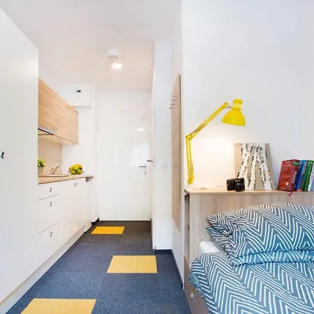 Modern In With Desk For Remote Work And Access To The Gym By Renters アパート