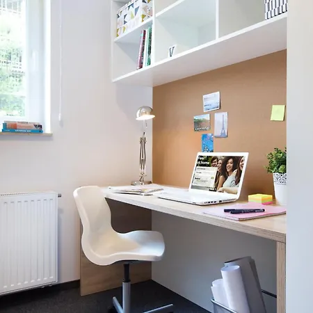 Modern In With Desk For Remote Work And Access To The Gym By Renters アパート