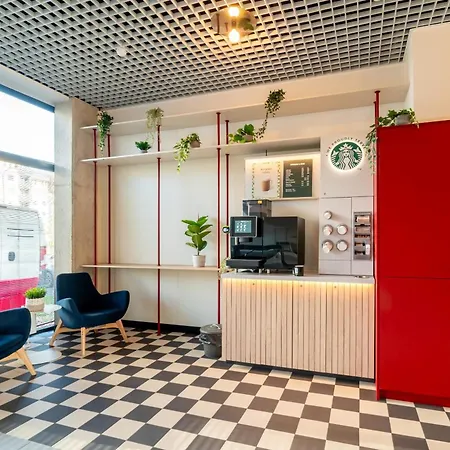 Modern In With Desk For Remote Work And Access To The Gym By Renters アパート