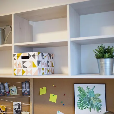Modern In With Desk For Remote Work And Access To The Gym By Renters アパート