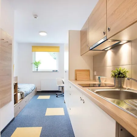Modern In With Desk For Remote Work And Access To The Gym By Renters アパート